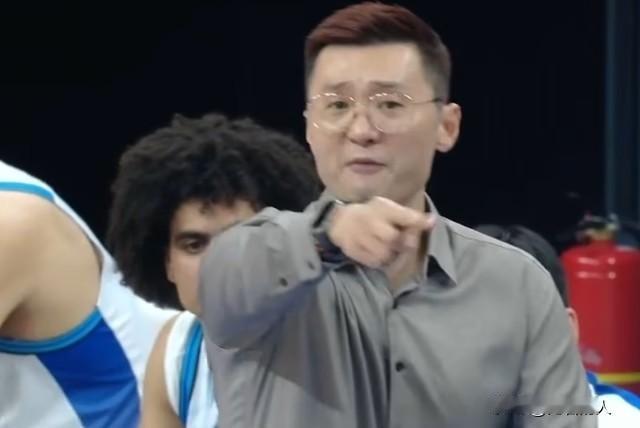 刘炜指导被喊下课，青岛首次客场战胜新疆




新疆保持17年主场不败记录告破，