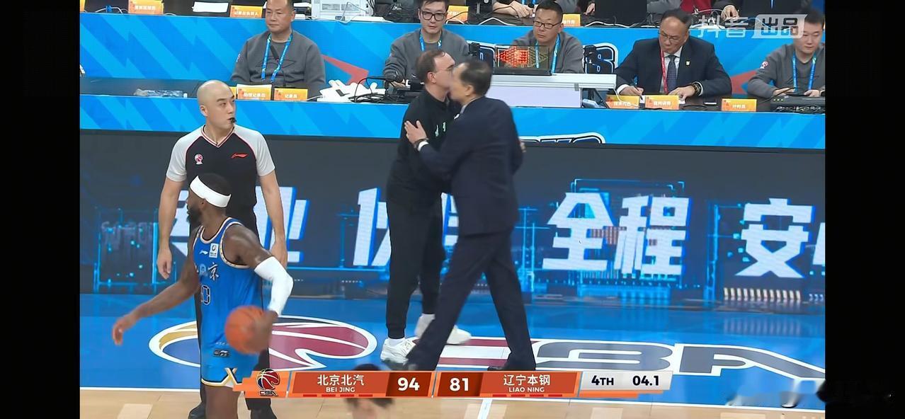 辽宁男篮主教练杨明终究还是为自己的冲动付出了代价，不管怎么说今天辽宁对阵北京的比