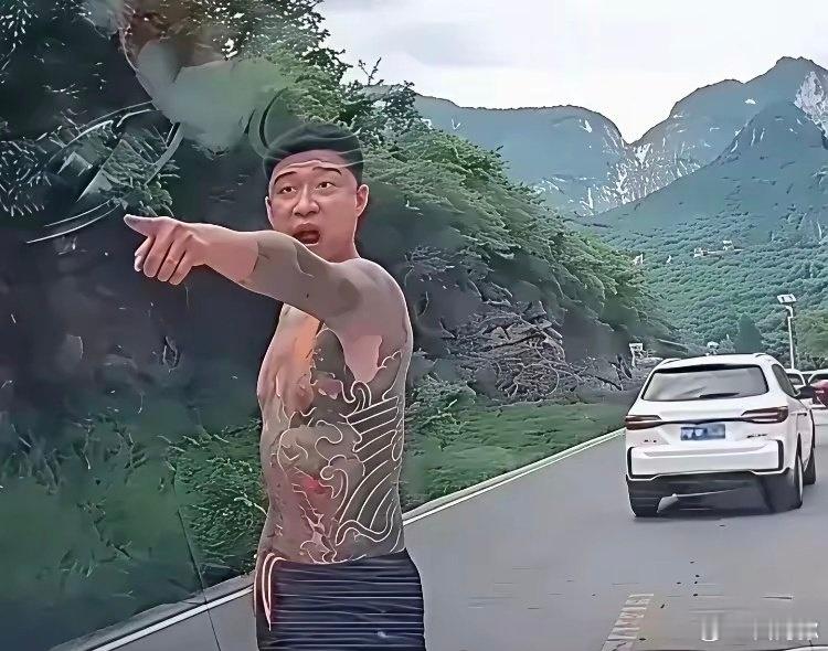 “昆山龙哥”后继有人。山西晋城，一辆临牌奥迪车强行加塞，被女司机拒绝后，三名纹身