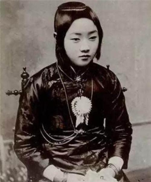 这张照片里的人，是民国时期大名鼎鼎的河北梆子名伶刘喜奎。
 
 这张照片大概拍摄