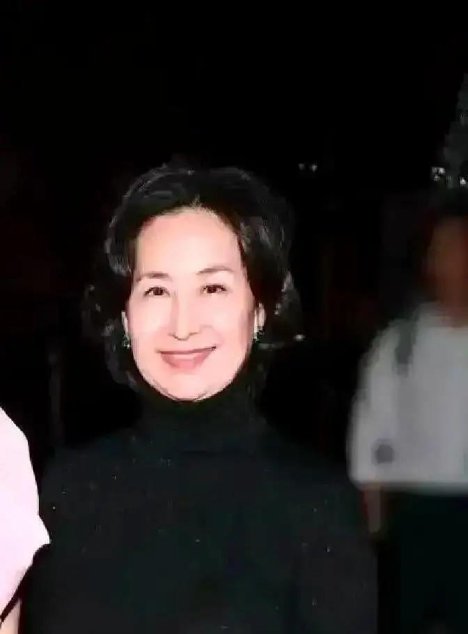 何超琼退半步，王诗龄上位
 
这一幕发生在Dior香港新店。何超琼先到场，摄影师