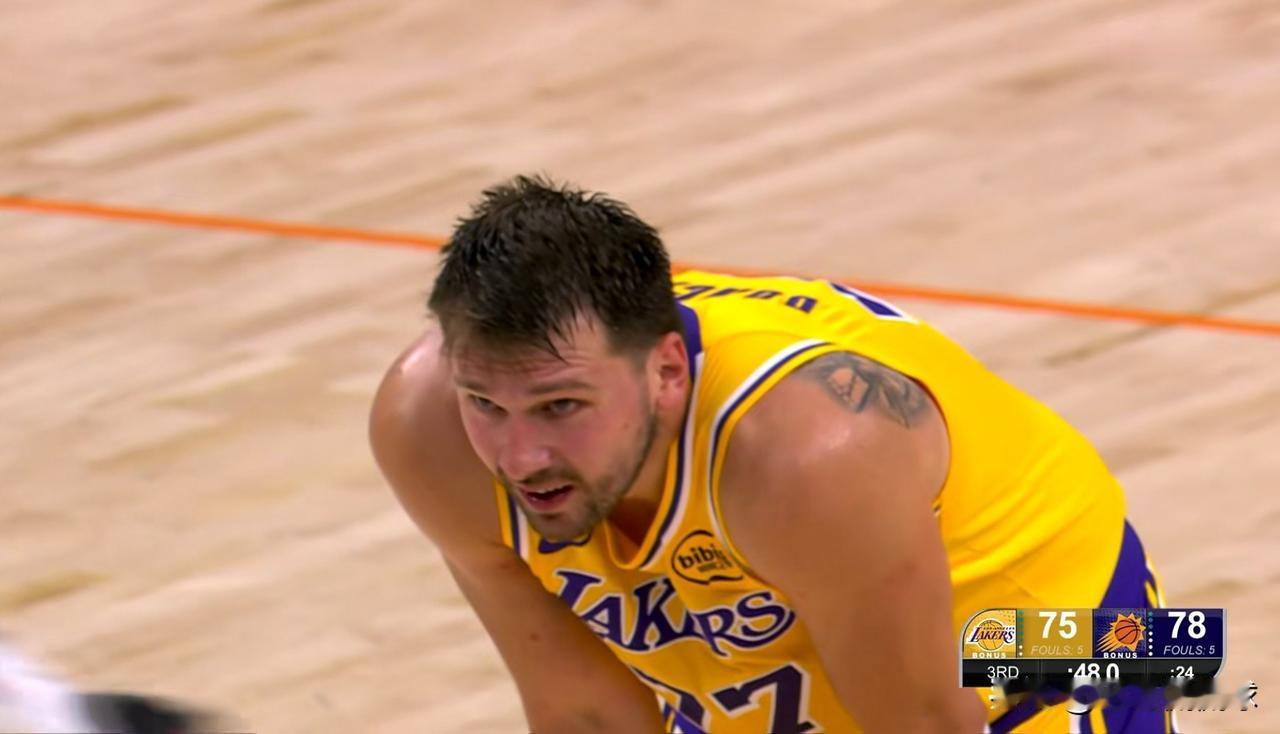 湖人超级巨星东契奇真是累傻了！在今天湖人客场挑战太阳的比赛中，当时比赛进行到了第