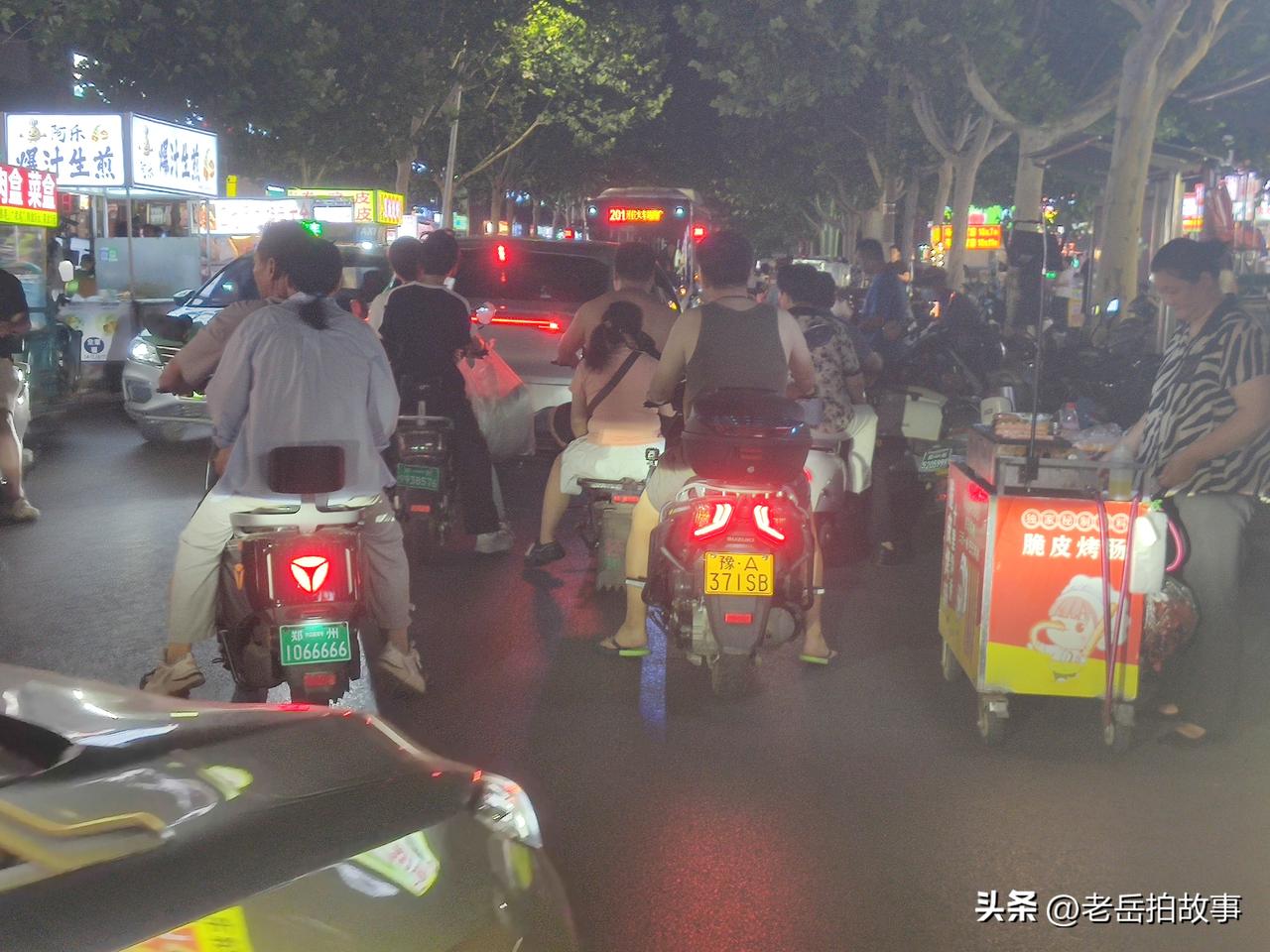 眼下的大力整治地摊儿市场之我见:
一些人对于当下的郑州市大力整治占道、堵路地摊儿