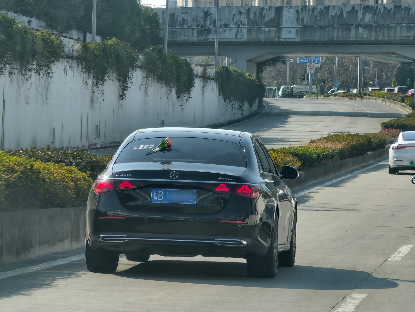 这位奔驰E车主还挺浪漫啊 宁波