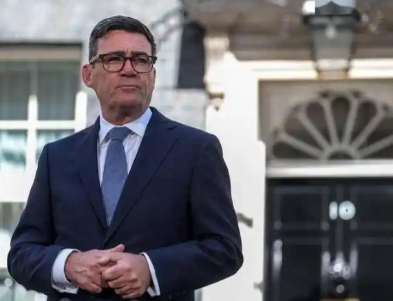 英国新首相伯纳姆竟然欺骗了全世界！底层百姓做梦也没想到，这个穿T恤拍视频的草根首