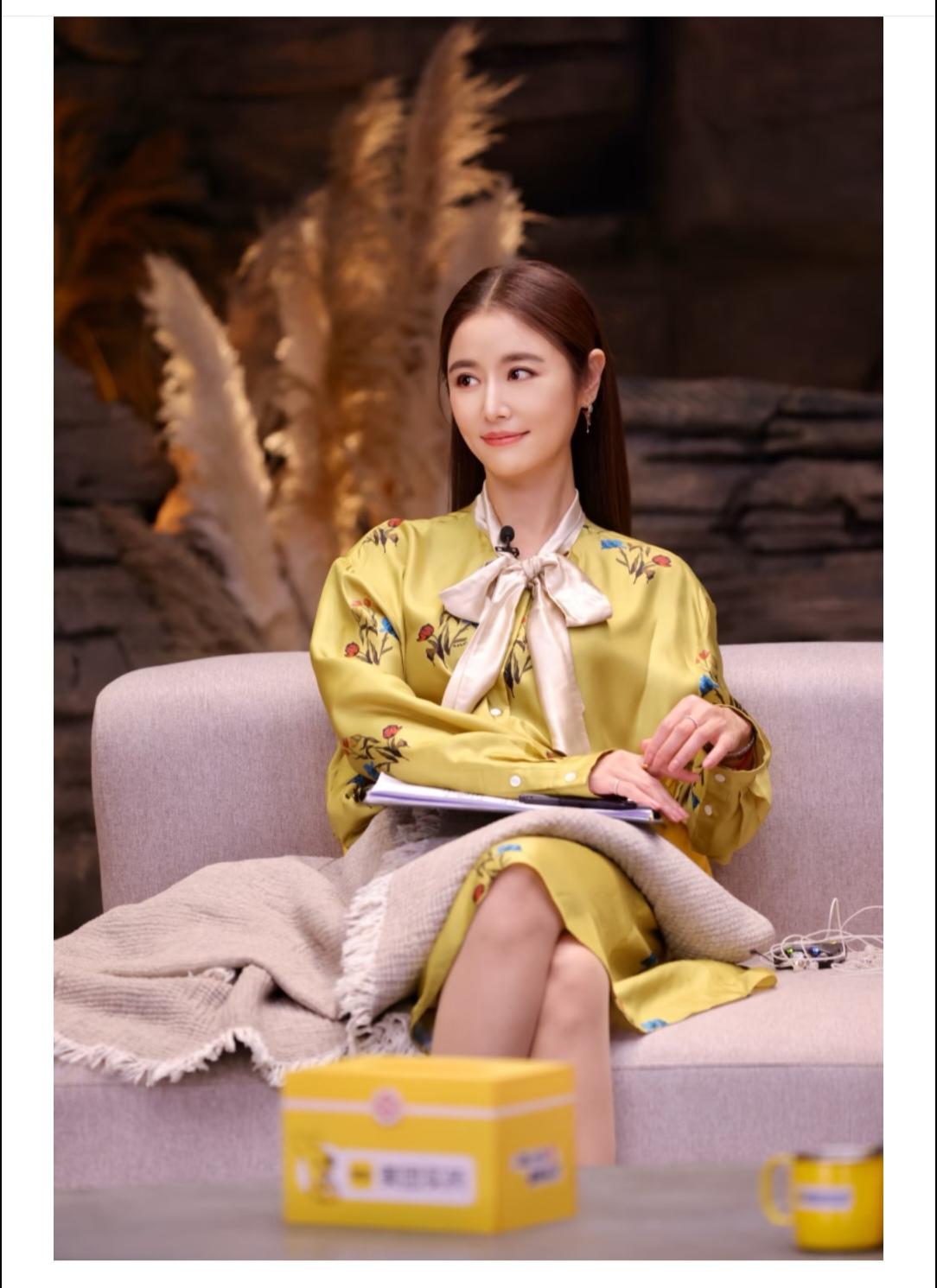 林心如，这件黄色的裙子好贵气啊！