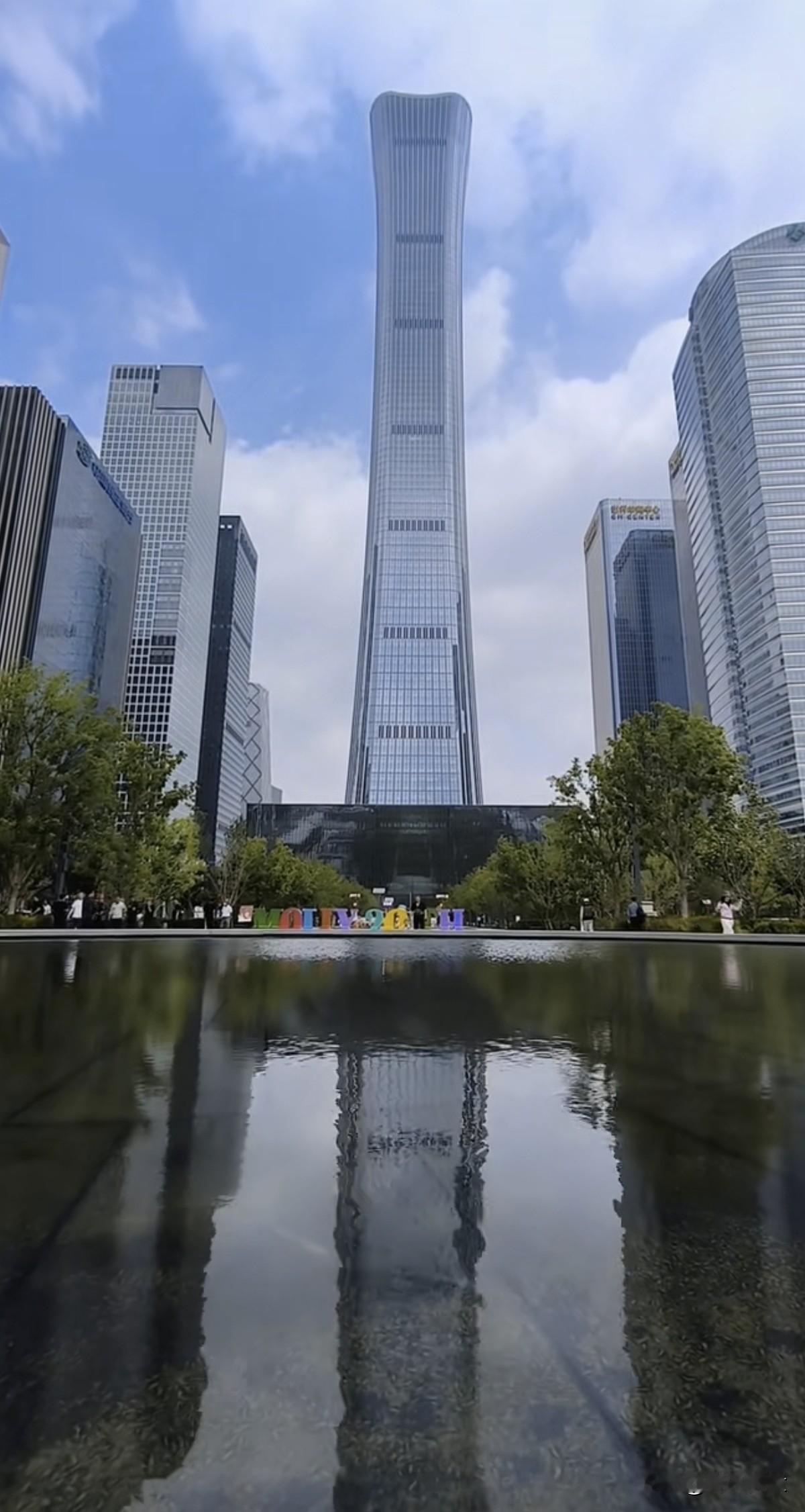 中国尊。--中信大厦总高是528米，地上108层，地下7层，北京第一高楼。