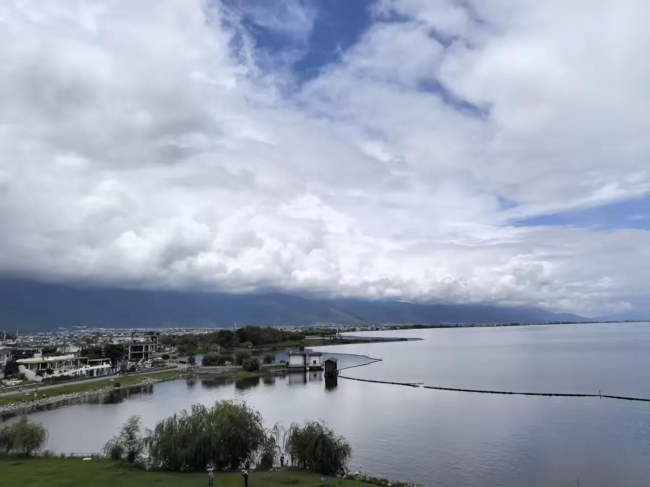 在 AI 这块，美国一直想吃独食，但是奈何始终甩不掉我们，这已经成了美国的一块心