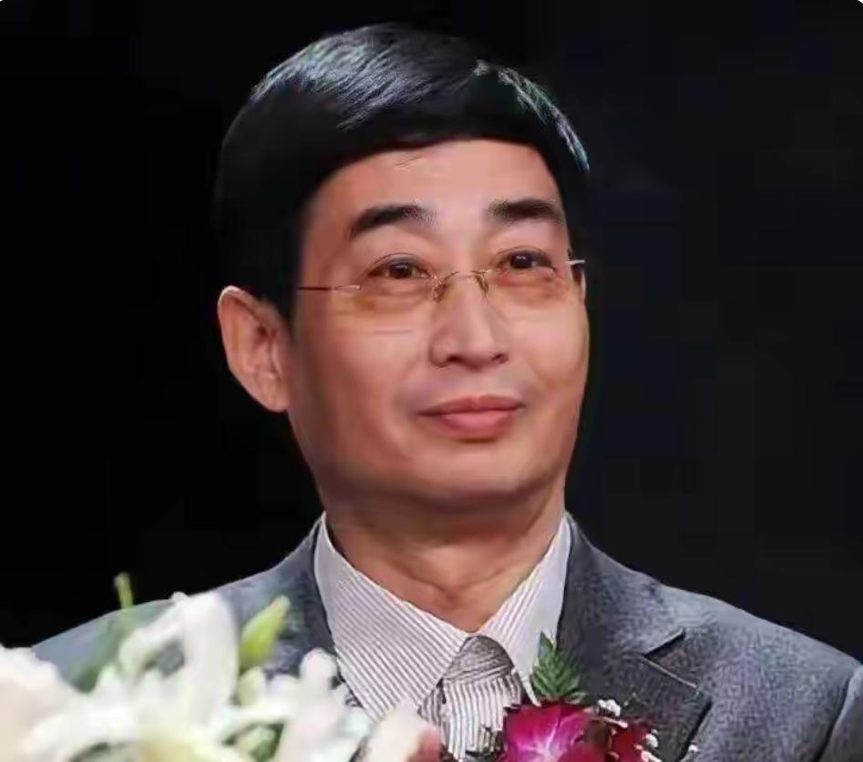 80岁主持人万峰近况曝光！与妻子离婚20年，如今尽情享受退休生活。 
 
最近，