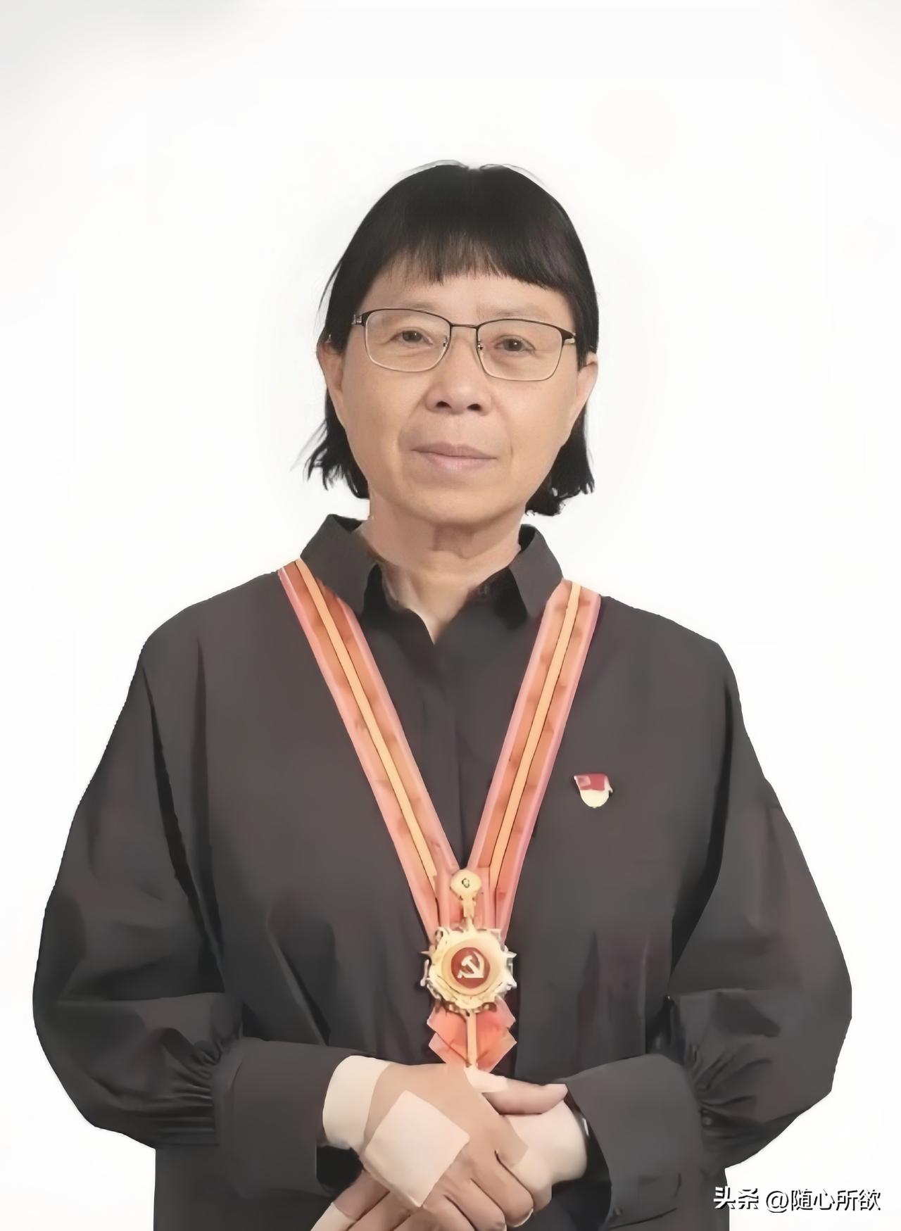 我有个亲戚曾在华坪支教了几个月，和张桂梅老师共事过。亲戚回来后总说，网上的张桂梅