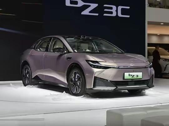 一汽丰田bZ3智享家在外观上延续了bZ系列的专属语言设计，在内饰上采用了全新的设