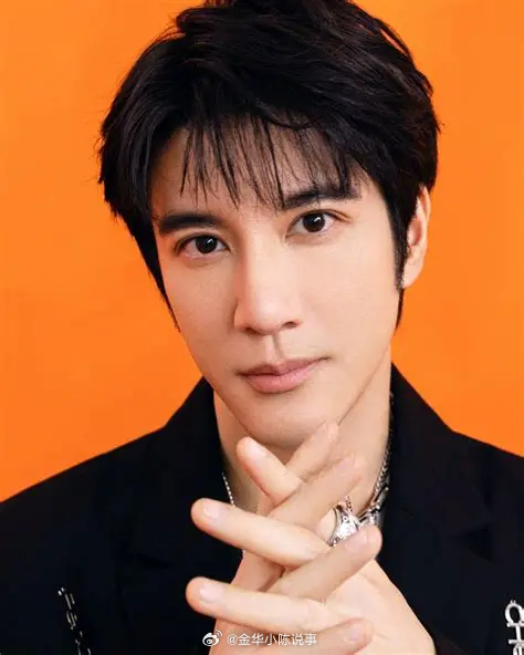 急诊偶遇王力宏敬业的二哥！王力宏被粉丝称为“二哥”主要有两个原因：一是他在家中排