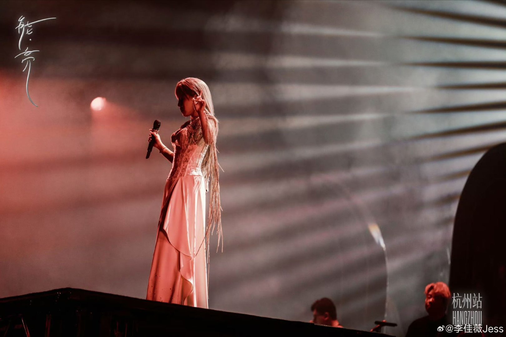 李佳薇终于站上体育馆 从资源低谷到巡演满座，她把逆袭剧本唱成了现实。杭州站完美落