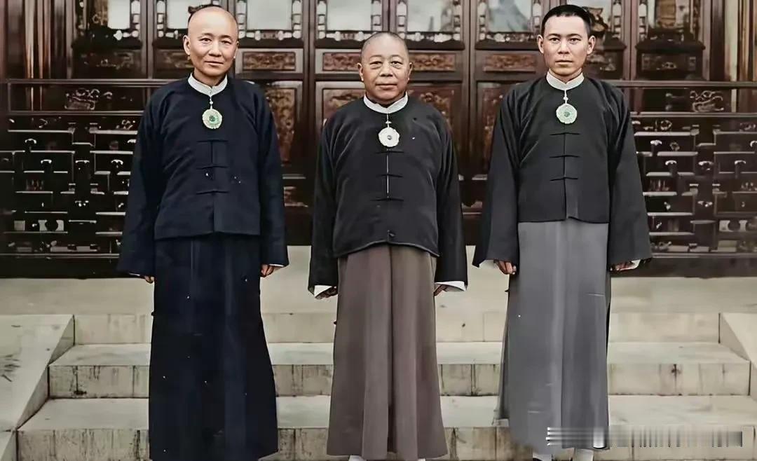 这是当年上海滩三个流氓头子的一张合影——1935年，张啸林、黄金荣、杜月笙三人因
