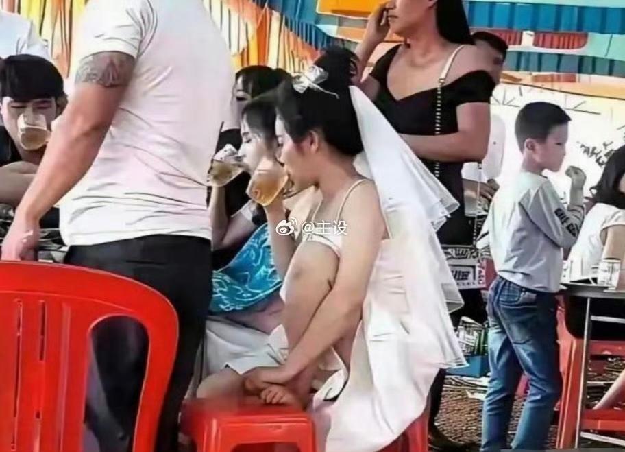 新郎看到这一幕，头都大了！