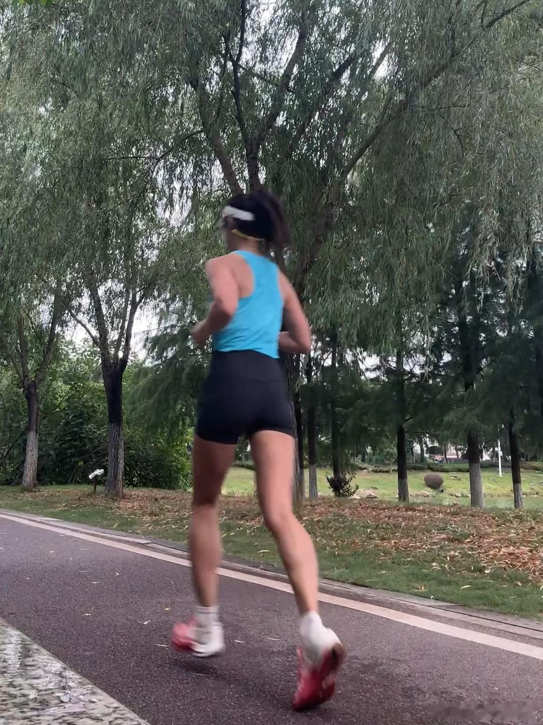 换好装备准备出门，发现下雨了。站在门口犹豫了一下转念一想：反正已经换好衣服了，雨