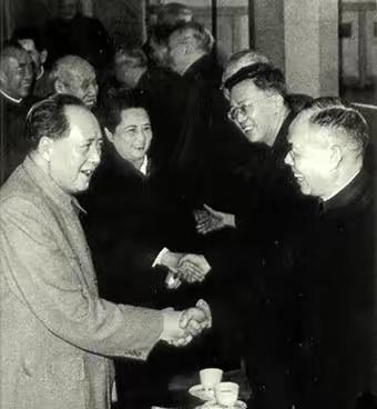 周谷城曾与伟人共同受教于三位德共同受教于三位德高望重的老师，即杨昌济、符定一和袁