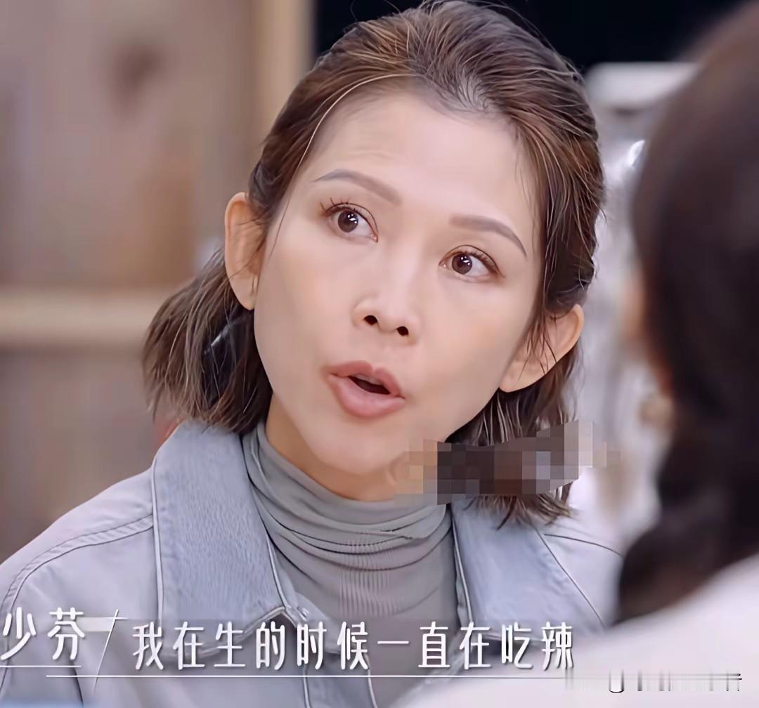 蔡少芬果然是个很实在的女人，节目里不仅最随和，更是说自己孕期，哺乳期都会吃辣，想