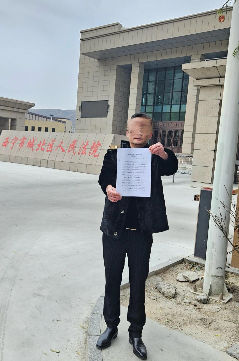 “母亲派出所里遭民警责骂，男子插话后被拖进女厕群殴”追踪：涉案民警获刑8个月，两