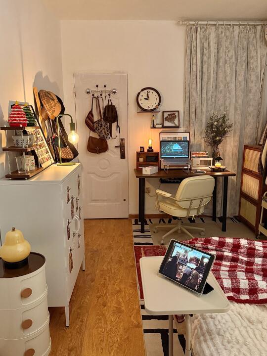 room 夜晚的小房间好好宅
