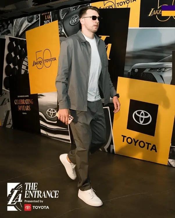 来了！湖火大战一触即发！
湖人今日赛前已确定艾顿会继续休息一场，首先给教练组对球