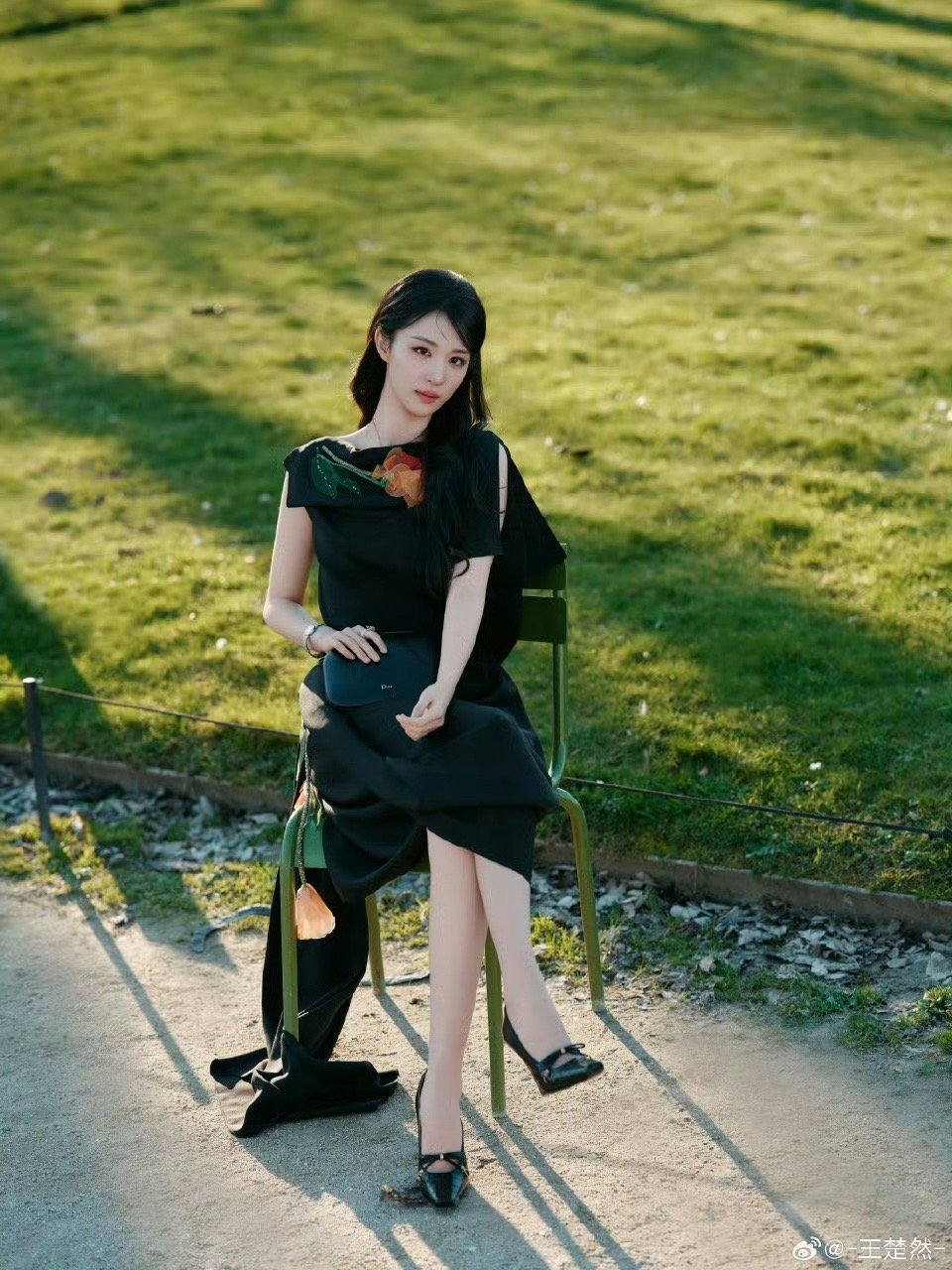 王楚然花神传到巴黎了王楚然明媚的东方美人 黑裙造型好美！花朵配绿饰墨镜，巴黎街头