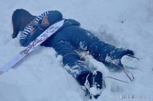 前阵子刷到个新闻，某地发生灭门惨案，凶手一审被判死刑。评论区炸了锅，有人说“该！