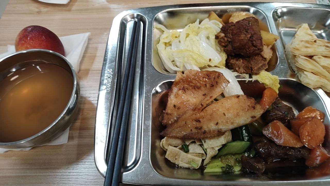 你会笑话那些吃完饭打包的人吗我绝不会笑话打包的人，反而心生敬意。全红婵国宴打包被