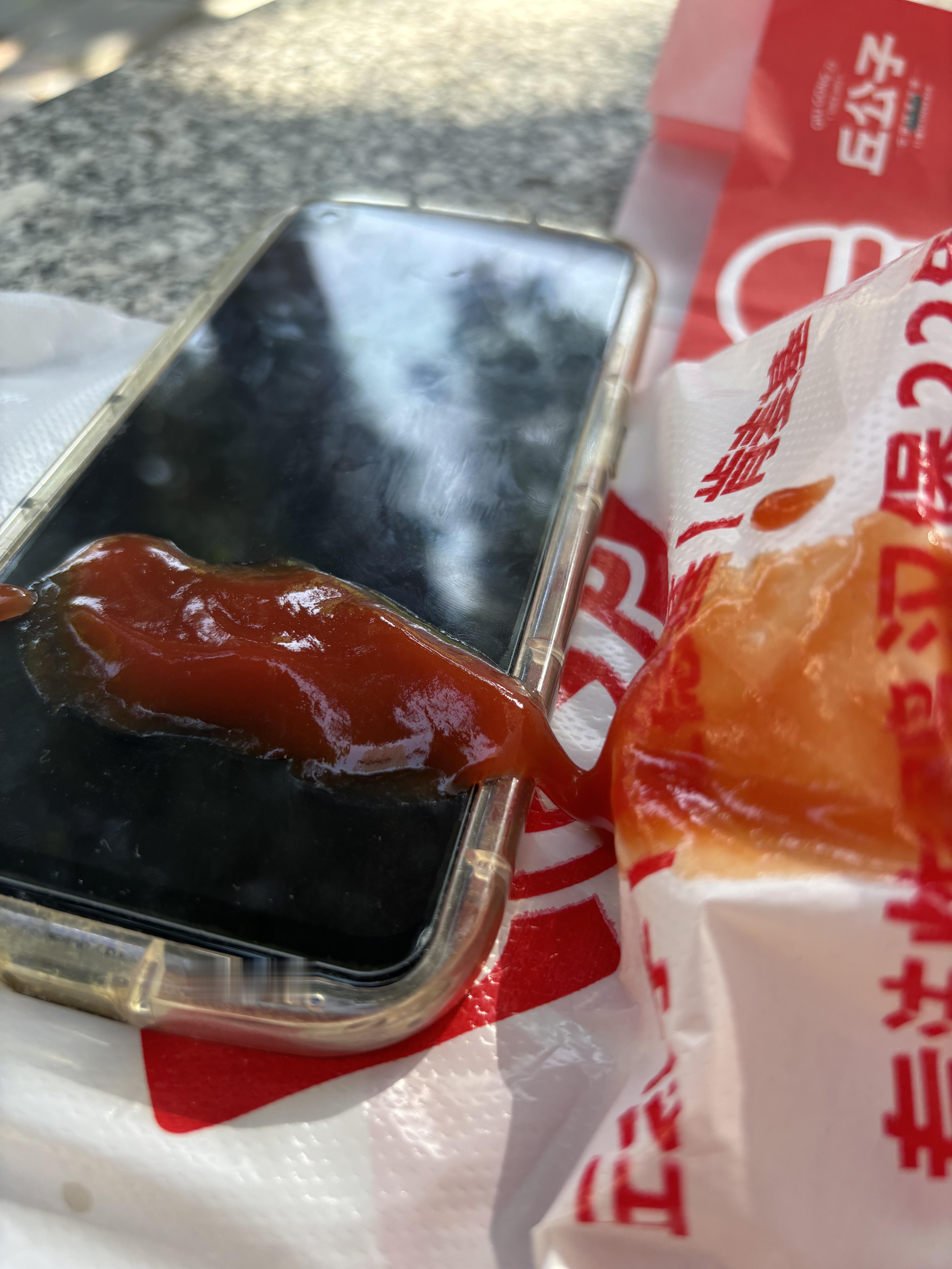 一个女生的手机屏幕这么脏，正常吗？[哈哈] 