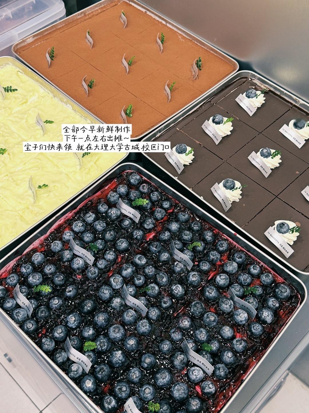 饱饱们今天在大理大学古城校区门口摆摊3️⃣0️⃣块提拉米苏免费送啦！嘻嘻没有任何