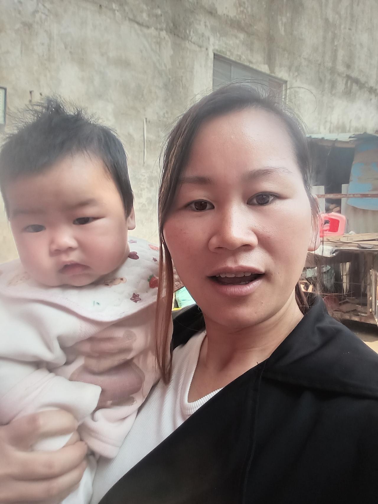朋友们，大家好，我是小青，回来第一时间，先抱我弟的两个宝贝女儿，两个都是胖嘟嘟的
