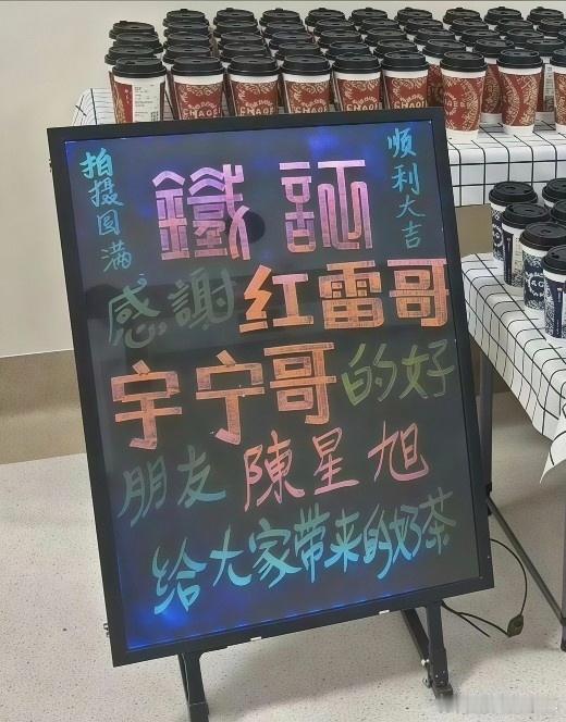 人的底色是善良且智慧的，他一定是大家心目中的“光之所向”。宇宁拍戏期间有平台、有