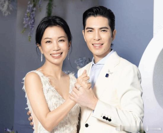 萧敬腾考虑和大14岁妻子领养孩子：心疼老婆近日，萧敬腾在节目中分享对爱的见解，谈