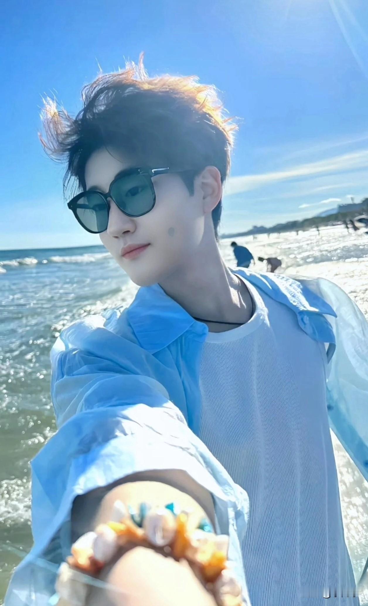 这海边的天气也太绝了！蓝天跟滤镜似的，海风吹在脸上凉丝丝的，舒服到不行～戴上墨镜