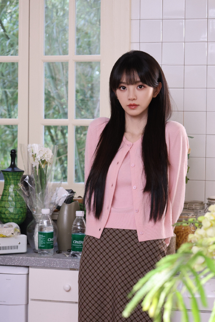 田曦薇展示腮红 好甜美灵动的小田呀，简直是人间水蜜桃~其实腮红打得好，颜值加分跑