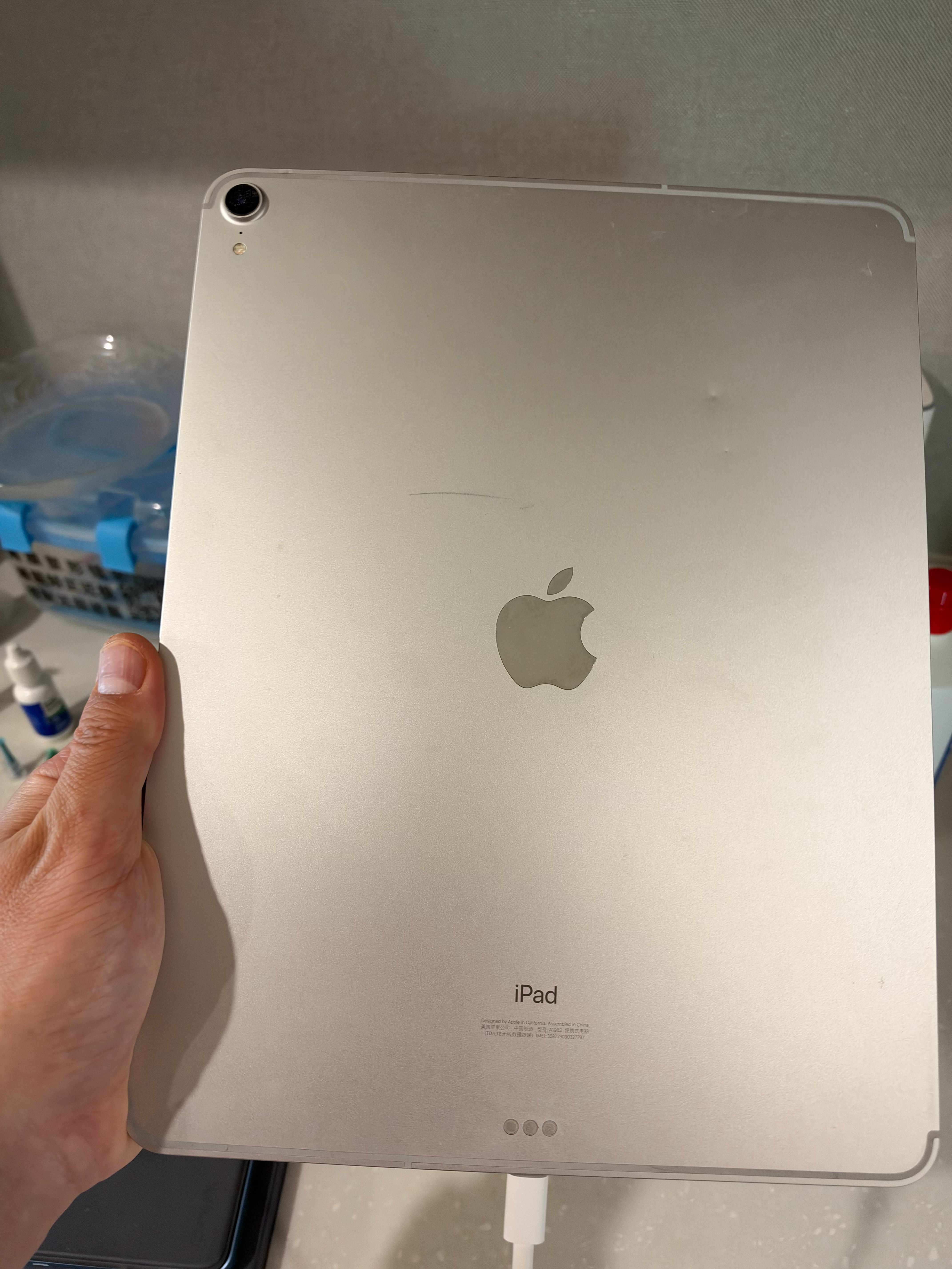 收拾家翻出好几个手机平板全在这堆着吃灰最老这块iPad，都好几年没开机了现在留着
