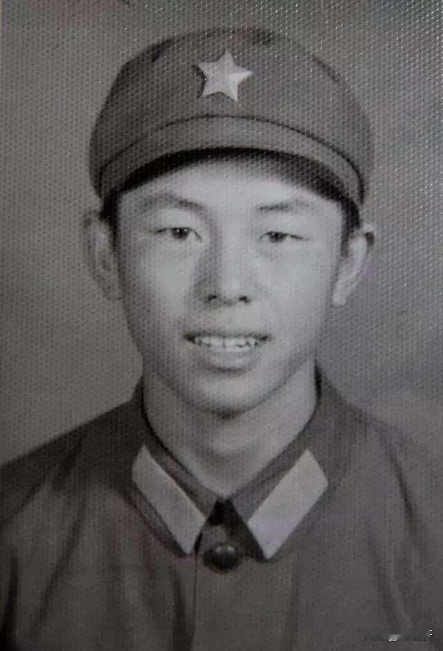 1987年，对越自卫战中，马占福潜伏在一个暗处，谁知敌人发现了他，向他猛烈扫射。
