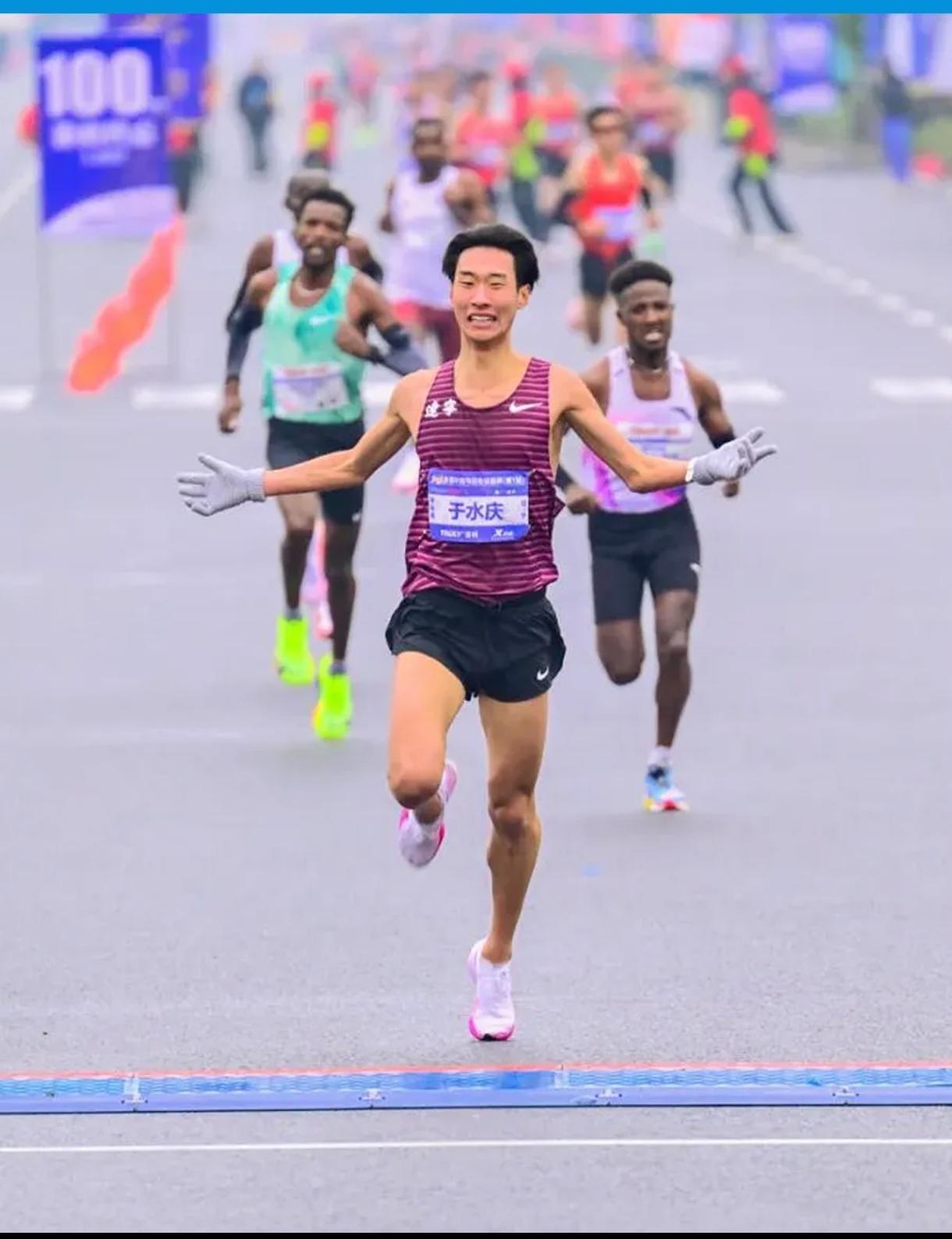 王文杰刚刷新全国半马纪录，于水庆教练直接喊话，年底就要把纪录夺回来！
04年的于