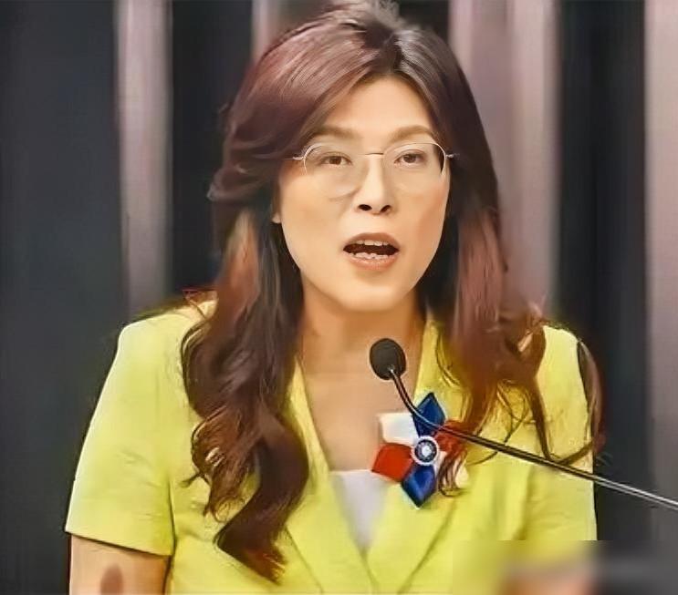 万万没想到，新当选的国民党主席郑丽文，一查底细才发现她不仅是妥妥的“蓝二代”，身