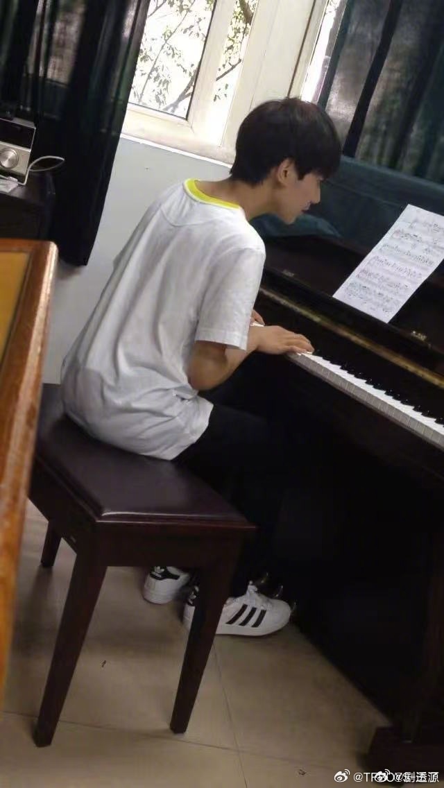 王源月光没变我也没变王源晒十年前弹钢琴旧照王源晒十年前练琴旧照，一句“月光没变我
