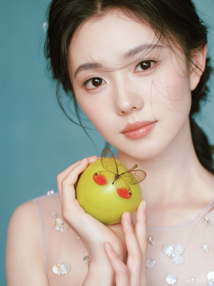 美存刘浩存CMG盛典造型