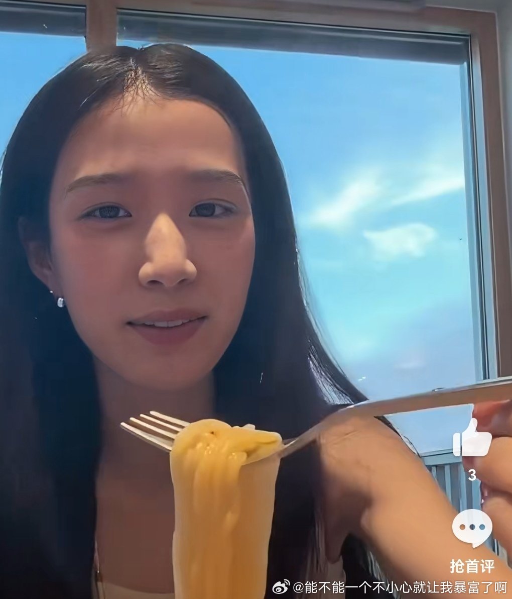 自己后退稍微离开一点点打光滤镜就好钝的脸好宽钝的鼻子 ​​​