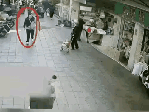 老人倒地刹那，他俩同时选择了扶！
清晨的小巷，人来人往，车水马龙
一位白发苍苍的