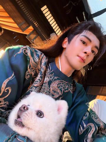 曾舜晞被孟子义的狗吸粉了曾舜晞好喜欢孟子义的狗  曾舜晞被孟子义的狗吸粉了，还抱
