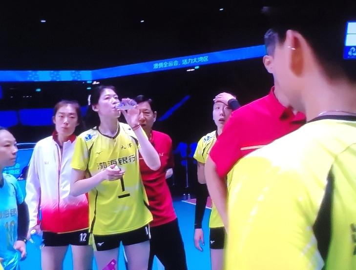 第三局25-18！天津女排再拿下第三局！

第三局比赛暂停饿时候，姥爷王宝泉指导