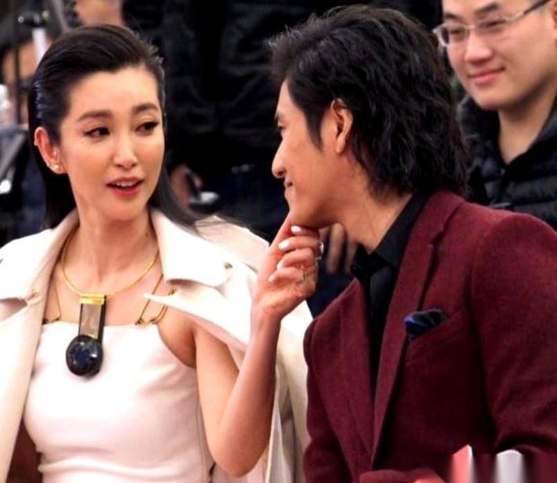 聊聊陈坤和李冰冰。
那场发布会，上百个镜头像黑洞洞的枪口，对着台上。李冰冰忽然不