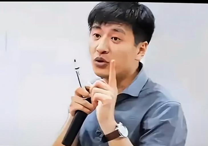 张雪峰说：
"人这辈子最重要的一点，就是千万不要对自己的人脉过于自信，尤其是普通