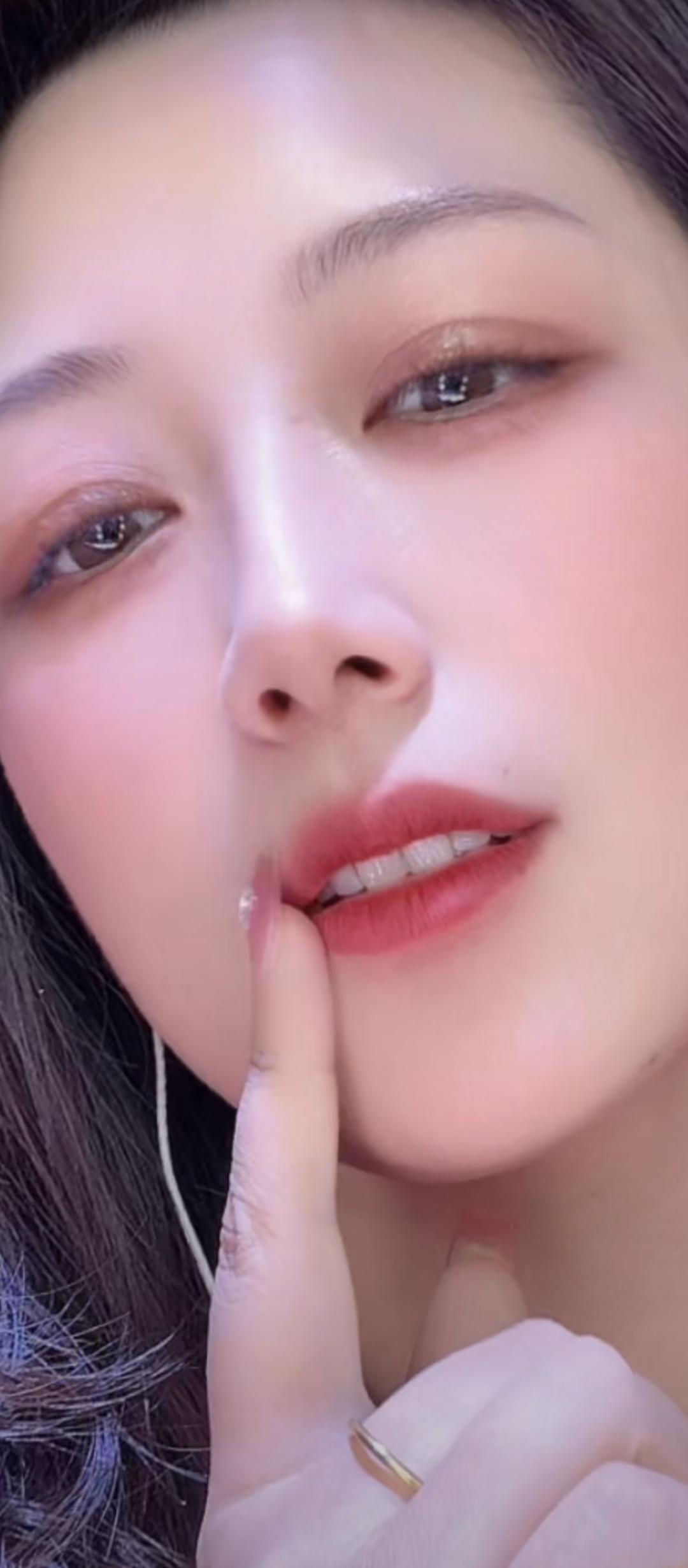 轻抚朱唇，似有千言。