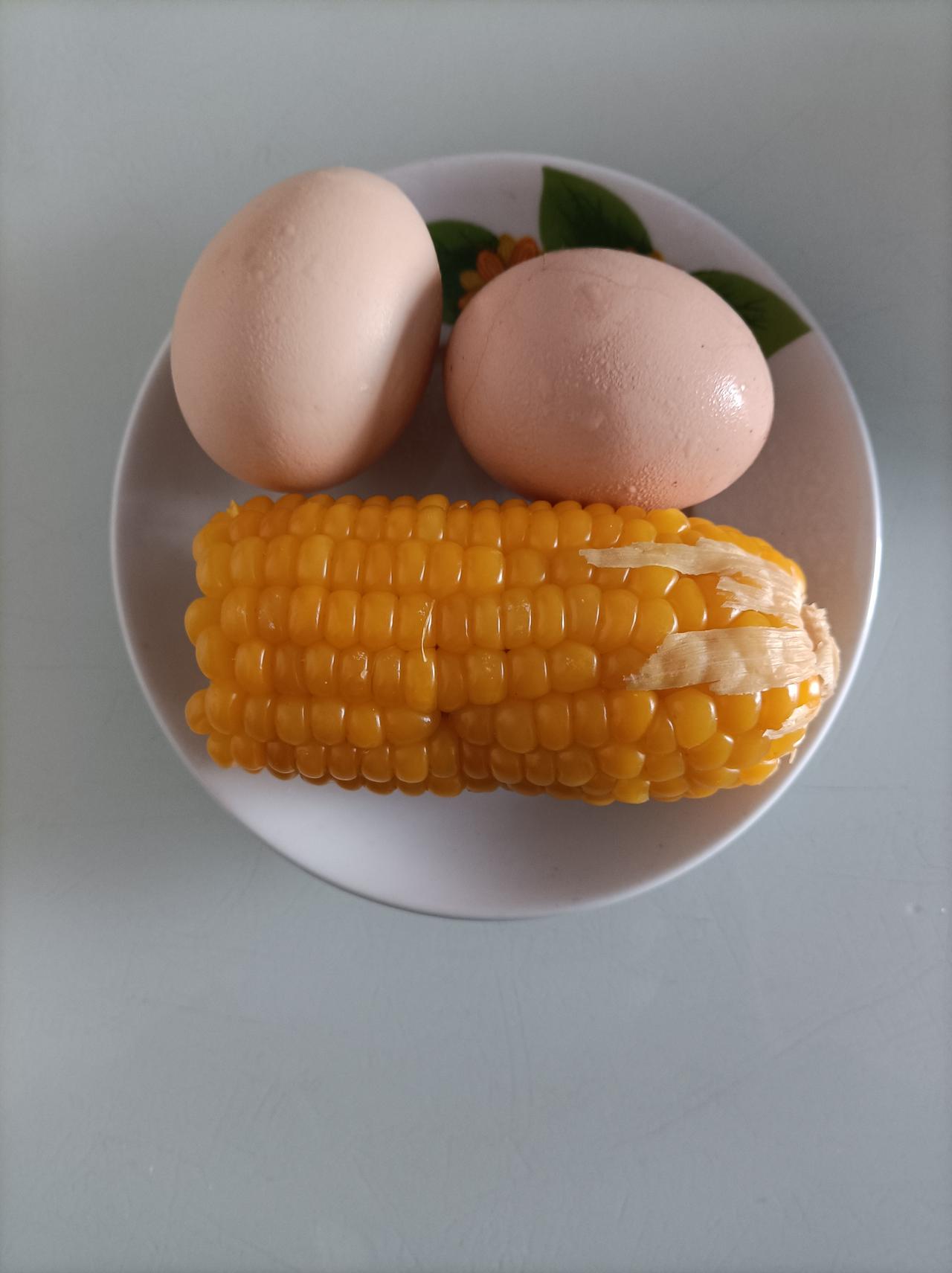 冬日三餐打卡今日早餐:玉米，鸡蛋，麦吉家全麦黑芝麻椒盐卷！