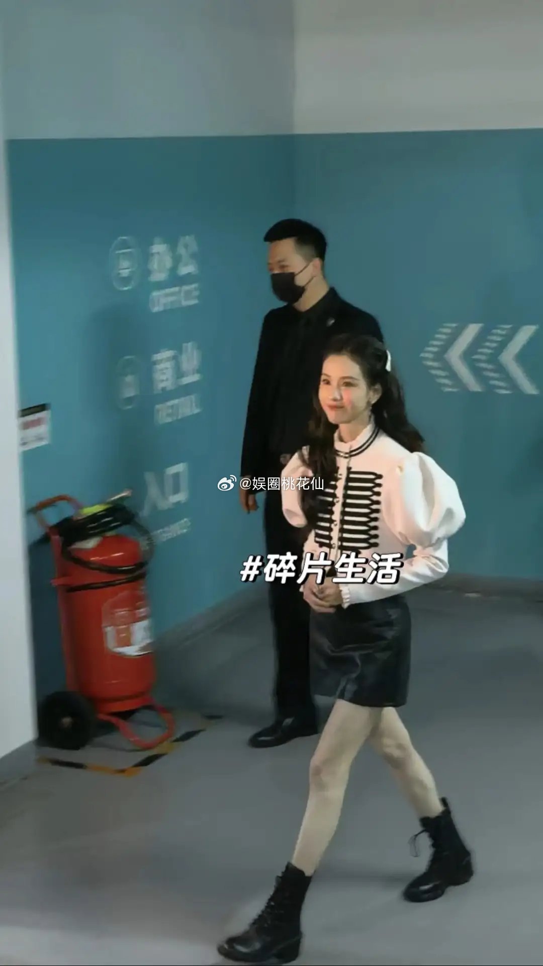 陈都灵剧宣活动，千金风好萌腿好长呀，还和曾舜晞一起花式比心！！！！！！ 